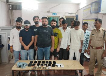 मैदान में जुआ खेलते 15 जुआड़ी चढ़े पुलिस के हत्थे, 1.54 लाख रुपए नगद सहित अन्य सामान बरामद