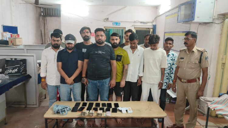 मैदान में जुआ खेलते 15 जुआड़ी चढ़े पुलिस के हत्थे, 1.54 लाख रुपए नगद सहित अन्य सामान बरामद