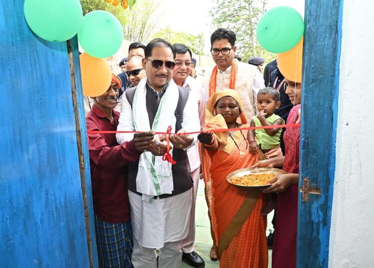 मुख्यमंत्री विष्णु देव साय ने पीएम आवास के हितग्राही को नए आवास में कराया गृह प्रवेश