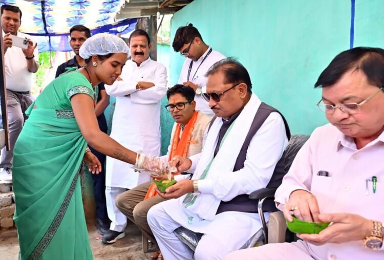 मुख्यमंत्री विष्णुदेव साय ने लखपति दीदी के स्टॉल पर चखा गुपचुप, आत्मीय संवाद में जानी सफलता की कहानी