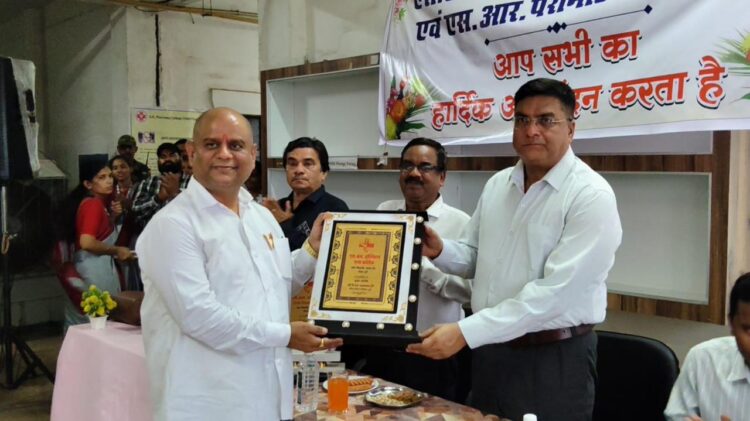 एस.आर. हॉस्पिटल के पैरामेडिकल टेक्नीशियन र्कोस के छात्र-छात्राओं को एसएसपी ने दिए प्रमाण पत्र