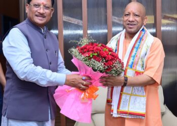 मुख्यमंत्री विष्णुदेव साय ने यूपी के सीएम योगी आदित्यनाथ का किया आत्मीय स्वागत