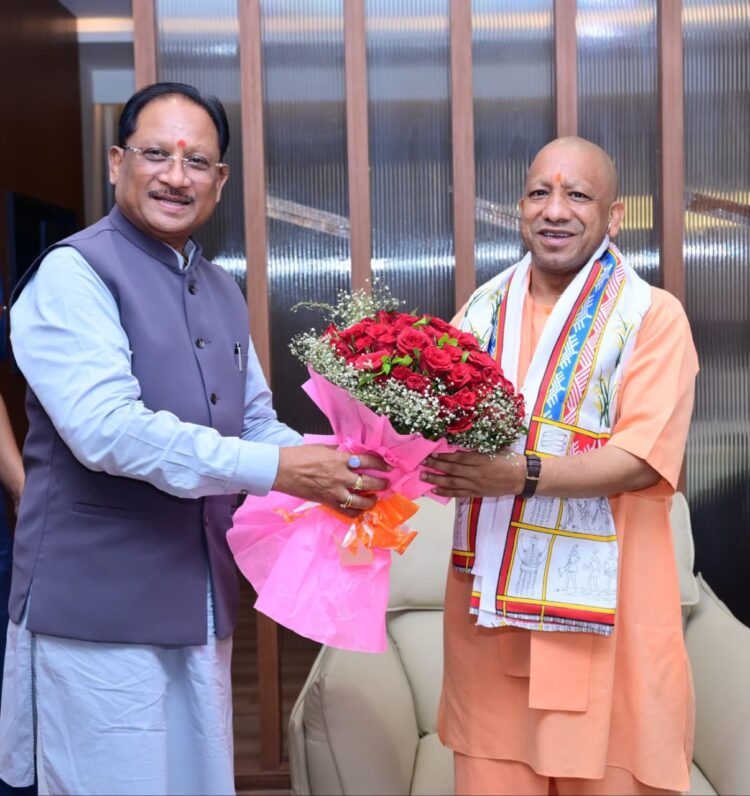 मुख्यमंत्री विष्णुदेव साय ने यूपी के सीएम योगी आदित्यनाथ का किया आत्मीय स्वागत