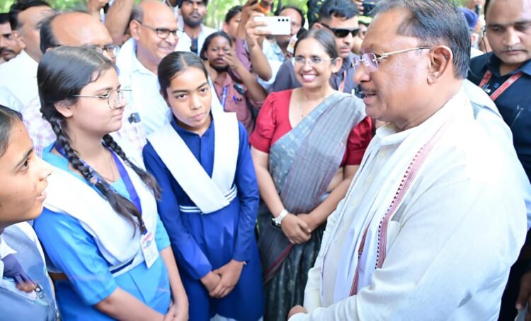मुख्यमंत्री ने ‘कामयाबी वेन’ को दिखाई हरी झंडी, दूरस्थ गांवों के विद्यार्थियों तक पहुंचेगी डिजिटल शिक्षा की नई रोशनी