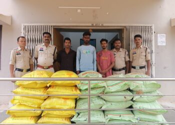 सहकारी समिति से उर्वरक और यूरिया खाद चोरी करने वाले 3 आरोपी गिरफ्तार, ओडिशा से 154 बोरी खाद जप्त