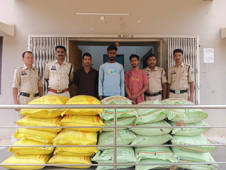 सहकारी समिति से उर्वरक और यूरिया खाद चोरी करने वाले 3 आरोपी गिरफ्तार, ओडिशा से 154 बोरी खाद जप्त