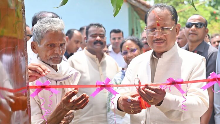 अब चैन की नींद सोएगा चमन लाल का परिवार, मुख्यमंत्री विष्णु देव साय ने कराया गृह प्रवेश