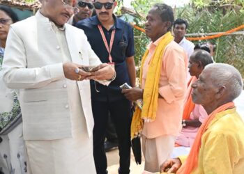 ज्ञान भारतम् अभियान के अंतर्गत बड़े कनेरा में मिलीं 150 वर्ष पुरानी दुर्लभ पांडुलिपियां, मुख्यमंत्री ने किया अवलोकन
