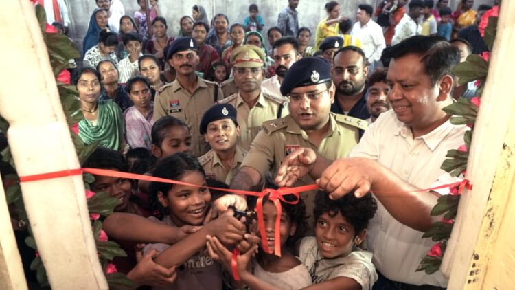 पुलिस उपायुक्त मयंक गुर्जर ने फीता काटकर नवीन पुलिस सहायता केंद्र का शुभारंभ किया