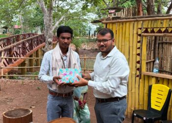 सुकमा के आदिवासी किसान के बेटे बारसे रोशन ने JEE एडवांस में गाड़े झंडे, जिला प्रशासन उठाएगा पढ़ाई का पूरा खर्च