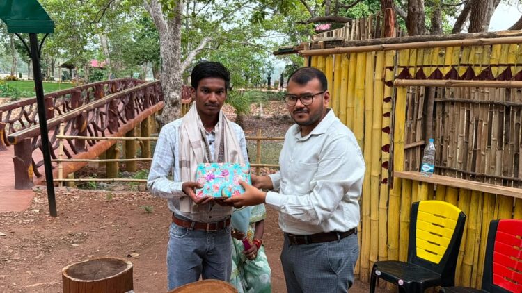 सुकमा के आदिवासी किसान के बेटे बारसे रोशन ने JEE एडवांस में गाड़े झंडे, जिला प्रशासन उठाएगा पढ़ाई का पूरा खर्च