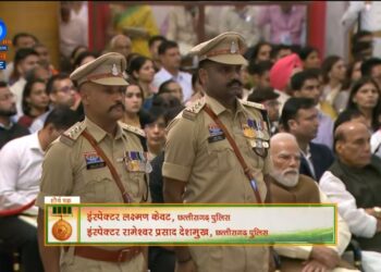 नक्सल विरोधी अभियान के लिए कांकेर के दो इंस्पेक्टर राष्ट्रपति के हाथों शौर्य चक्र से हुए सम्मानित