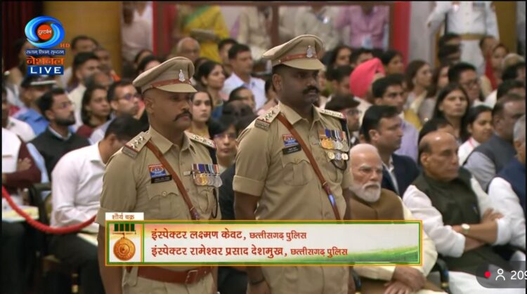 नक्सल विरोधी अभियान के लिए कांकेर के दो इंस्पेक्टर राष्ट्रपति के हाथों शौर्य चक्र से हुए सम्मानित