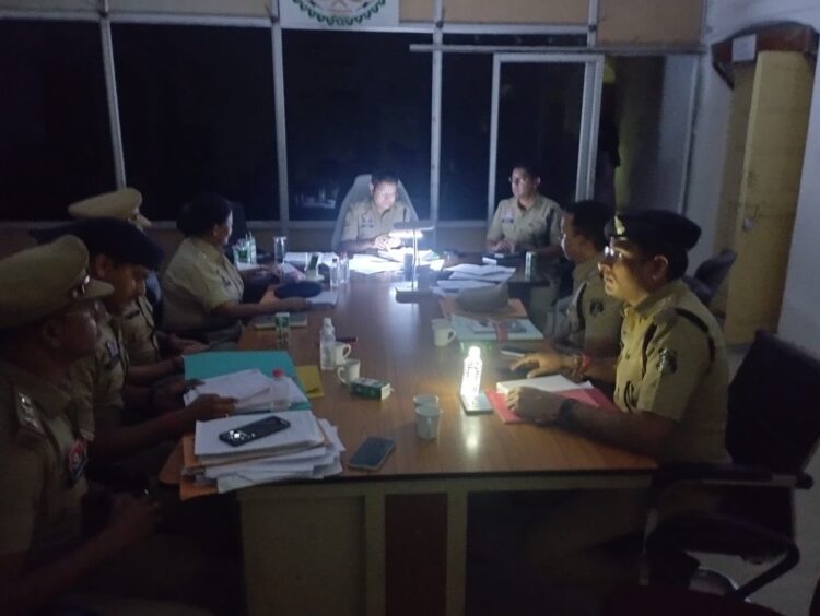 पुलिस उपायुक्त मयंक गुर्जर ने मोबाइल और इमरजेंसी लाइट की रौशनी में ली राजपत्रित अधिकारियों सहित थाना प्रभारियों की समीक्षा बैठक