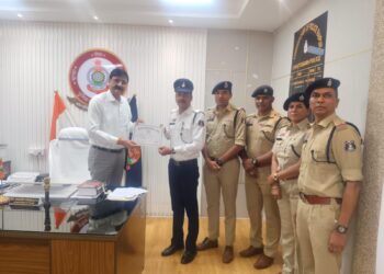 ड्यूटी के दौरान ईमानदारी एवं अच्छे कार्य करने वाले यातायात के दो कर्मचारियों को पुलिस कमिश्नर ने किया सम्मानित