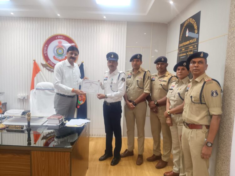 ड्यूटी के दौरान ईमानदारी एवं अच्छे कार्य करने वाले यातायात के दो कर्मचारियों को पुलिस कमिश्नर ने किया सम्मानित