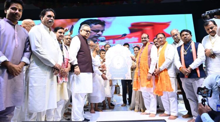 मुख्यमंत्री और लोकसभा अध्यक्ष ने आचार्य पदारोहण एवं सहस्त्रावधान तपस्या महोत्सव में जैन मुनियों का लिया आशीर्वाद