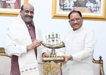 लोकसभा अध्यक्ष ओम बिरला ने मुख्यमंत्री विष्णु देव साय से की सौजन्य भेंट