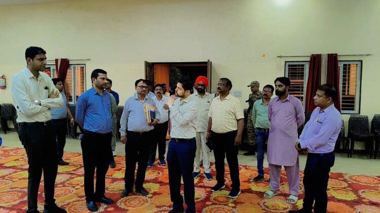 अंतर्राष्ट्रीय योग दिवस की तैयारियां तेज, कलेक्टर ने आयुक्त के साथ खालसा पब्लिक स्कूल का किया निरीक्षण
