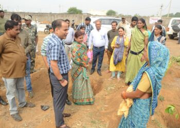 कलेक्टर डॉ गौरव सिंह ने श्रमिकों से मुलाकात कर दी शुभकामनाएं, श्रमिकों ने जताया शासन के प्रति आभार
