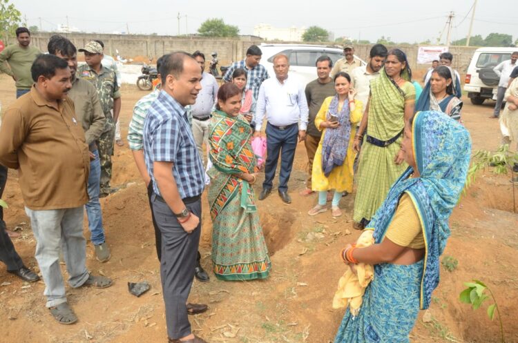 कलेक्टर डॉ गौरव सिंह ने श्रमिकों से मुलाकात कर दी शुभकामनाएं, श्रमिकों ने जताया शासन के प्रति आभार