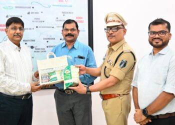 ‘विष्णु भोग’ चावल की खुशबू पहुंची पुलिस मुख्यालय, डीजीपी को किया भेंट