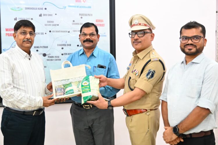 ‘विष्णु भोग’ चावल की खुशबू पहुंची पुलिस मुख्यालय, डीजीपी को किया भेंट
