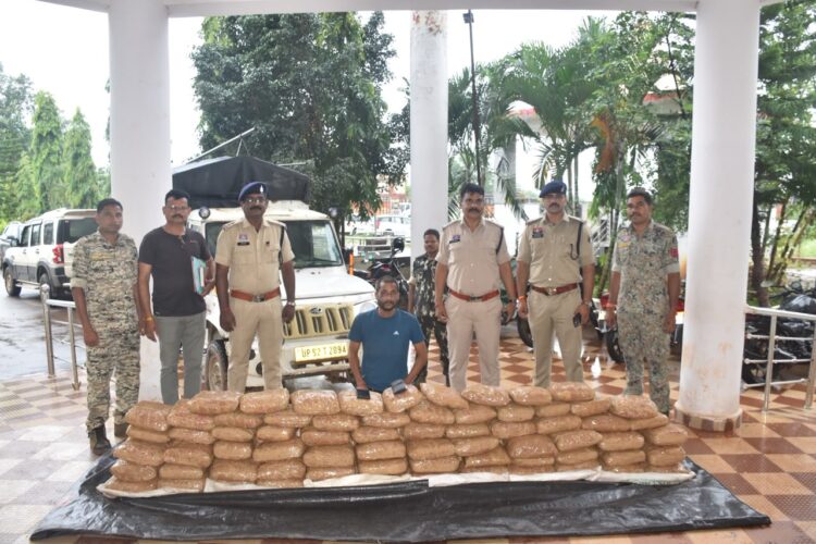1.07 करोड़ रुपए का 214 किलो अवैध गांजा बरामद, परिवहन करते एक आरोपी गिरफ्तार, एक फरार