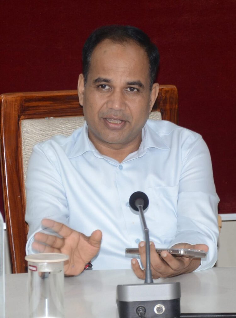 वर्षा ऋतु वृक्षारोपण के लिए सबसे अनुकूल समय है, शीघ्र वृक्षारोपण अभियान शुरू करें: कलेक्टर डॉ. गौरव सिंह