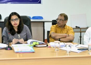 आयुक्त सुरुचि सिंह ने ली समीक्षा बैठक: स्ट्रीट लाइट, रेन वाटर हार्वेस्टिंग और पौधारोपण पर विशेष जोर