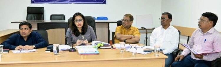 आयुक्त सुरुचि सिंह ने ली समीक्षा बैठक: स्ट्रीट लाइट, रेन वाटर हार्वेस्टिंग और पौधारोपण पर विशेष जोर