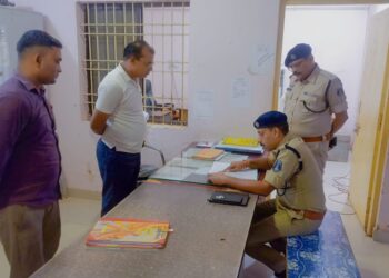 पुलिस अधीक्षक त्रिलोक बंसल ने ग्रामीण क्षेत्रों के भ्रमण दौरान थाना दाढ़ी एवं नवागढ़ का आकस्मिक निरीक्षण कर लिया जायजा