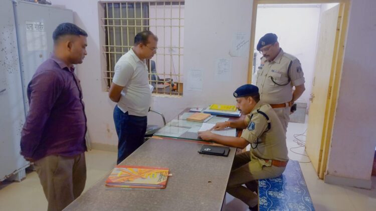 पुलिस अधीक्षक त्रिलोक बंसल ने ग्रामीण क्षेत्रों के भ्रमण दौरान थाना दाढ़ी एवं नवागढ़ का आकस्मिक निरीक्षण कर लिया जायजा