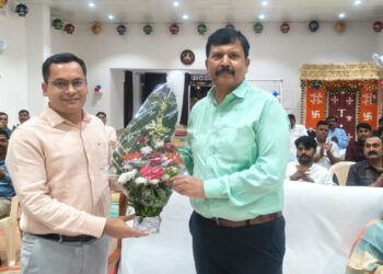 DIG प्रशांत ठाकुर के स्थानांतरण पर सूरजपुर पुलिस परिवार ने दी भावभीनी विदाई
