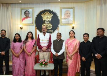 राज्यपाल रमेन डेका से प्रशिक्षु डिप्टी कलेक्टरों ने की सौजन्य मुलाकात