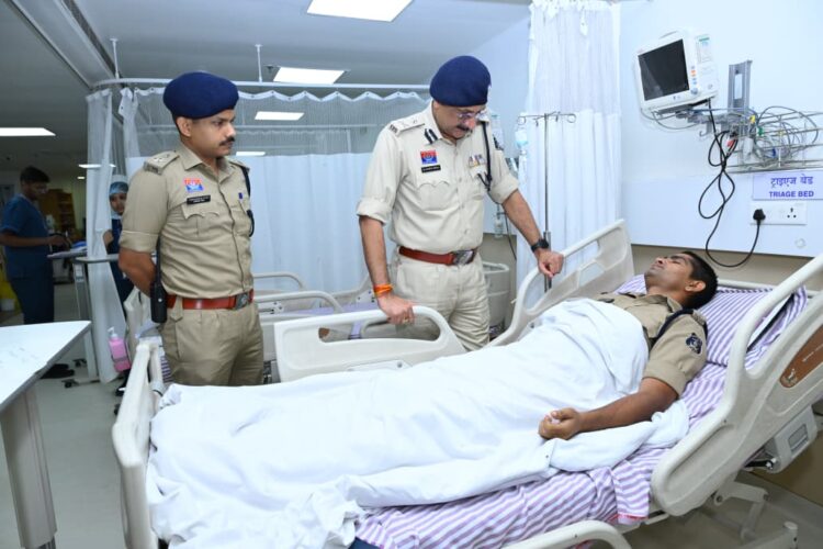 रैली के दौरान 16 पुलिस जवान घायल, पुलिस कमिश्नर डॉ.संजीव शुक्ला ने अस्पताल पहुंचकर घायल पुलिस जवानों का जाना हाल