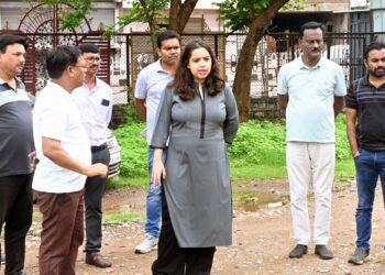 आयुक्त सुरूचि सिंह ने शहर में चल रहे विभिन्न निर्माण कार्यों, प्रस्तावित कार्यस्थलों, तालाबों एवं सफाई व्यवस्था का लिया जायजा