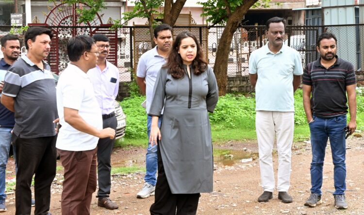 आयुक्त सुरूचि सिंह ने शहर में चल रहे विभिन्न निर्माण कार्यों, प्रस्तावित कार्यस्थलों, तालाबों एवं सफाई व्यवस्था का लिया जायजा
