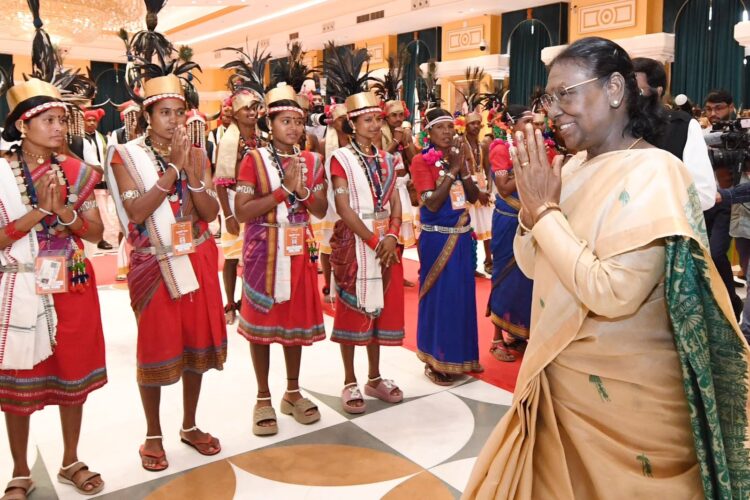 राष्ट्रपति भवन के विशेष अतिथि बने बस्तर के मांझी-चालकी, राष्ट्रपति ने स्वयं अतिथियों को भोजन परोसकर किया उनका सम्मान