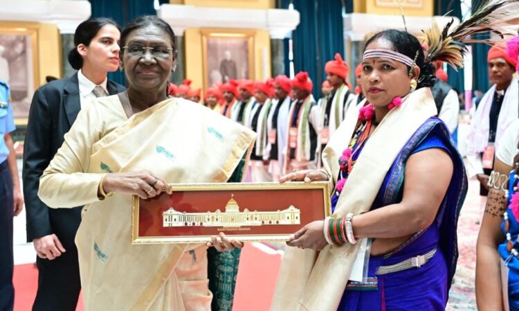 राष्ट्रपति भवन में गूंजी बस्तर की जनजातीय संस्कृति, नारायणपुर के मांझी-चालकी और ‘बस्तर पंडुम’ विजेताओं ने राष्ट्रपति से की सौजन्य भेंट