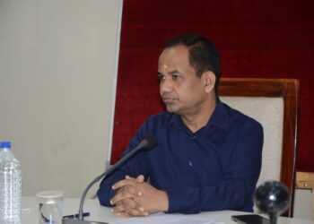 सीएम हेल्पलाइन और पीजी पोर्टल की शिकायतों का समय-सीमा में निराकरण करें- कलेक्टर डॉ.गौरव सिंह