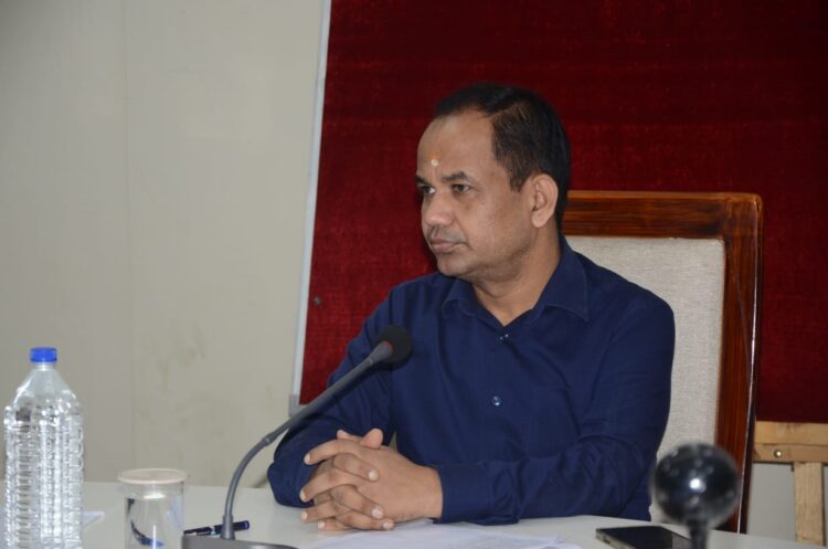 सीएम हेल्पलाइन और पीजी पोर्टल की शिकायतों का समय-सीमा में निराकरण करें- कलेक्टर डॉ.गौरव सिंह