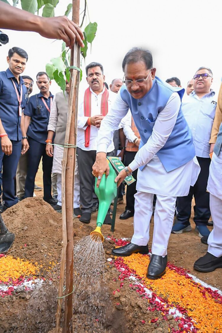 मुख्यमंत्री विष्णुदेव साय ने अपनी माँ के नाम पर लगाया पीपल का पौधा, वन महोत्सव-2026 का किया शुभारंभ