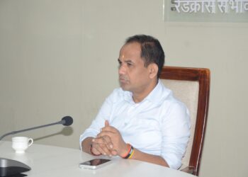 राजस्व कार्यों में लापरवाही बर्दाश्त नहीं, सभी लंबित प्रकरणों का समय-सीमा में करें निराकरण : कलेक्टर डॉ. गौरव सिंह