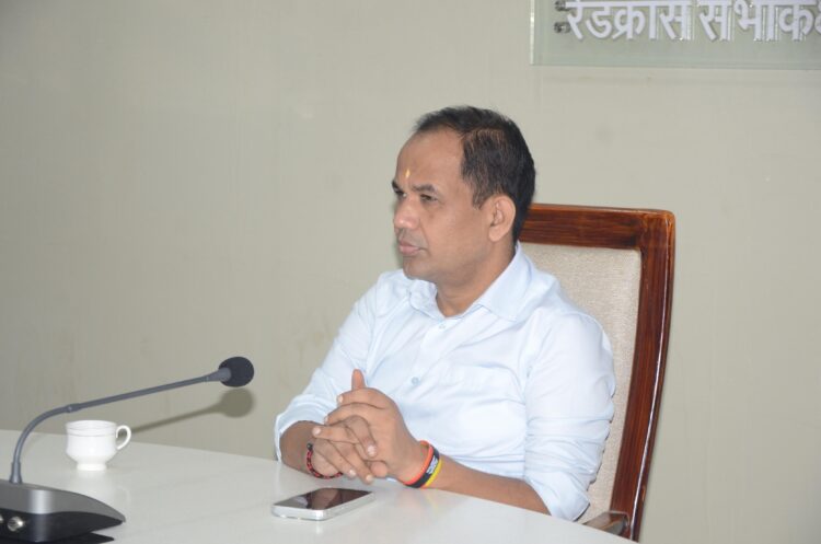 राजस्व कार्यों में लापरवाही बर्दाश्त नहीं, सभी लंबित प्रकरणों का समय-सीमा में करें निराकरण : कलेक्टर डॉ. गौरव सिंह
