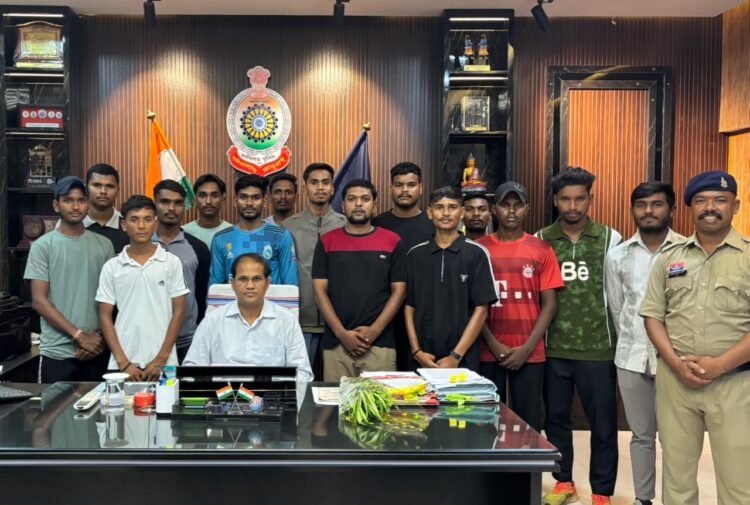 राष्ट्रीय ट्रायथलॉन प्रतियोगिता 2026 में भाग लेने जा रहे छत्तीसगढ़ ट्रायथलॉन दल को आईजी एवं एसपी ने दी शुभकामनाएं