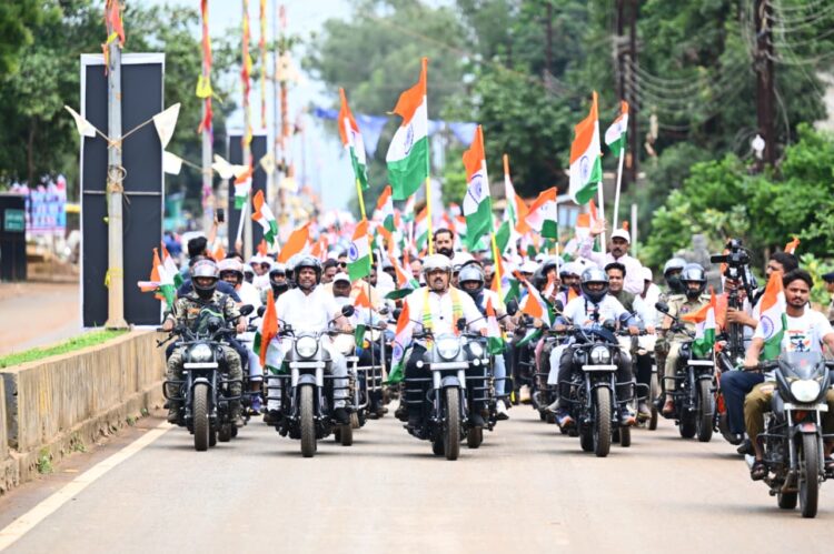 उपमुख्यमंत्री विजय शर्मा और वन मंत्री केदार कश्यप ने बाइक चलाकर किया नेतृत्व, नक्सल प्रभावित क्षेत्रों में पहुंचेगा तिरंगा