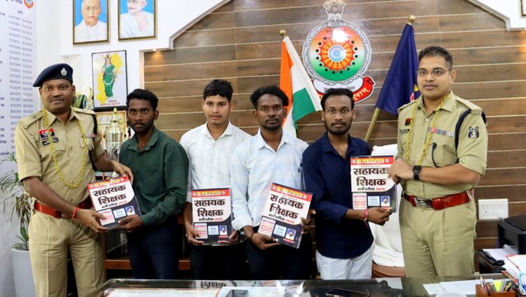 SP डॉ. जितेंद्र यादव ने वनांचल क्षेत्र के विद्यार्थियों को वितरित किए तिरंगा ध्वज, मिष्ठान एवं प्रतियोगी परीक्षा की पुस्तकें