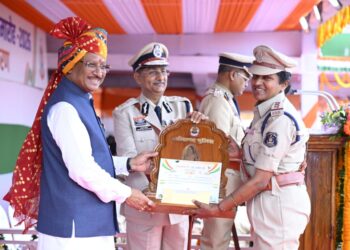 मुख्यमंत्री विष्णु देव साय के करकमलों से उत्कृष्ट सेवा के लिए सम्मानित हुए पुलिस एवं नगर सेना के अधिकारी-कर्मचारी