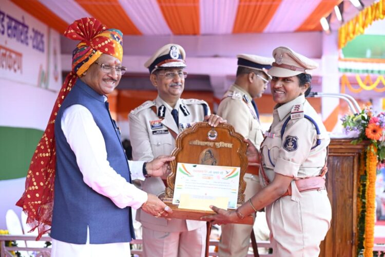 मुख्यमंत्री विष्णु देव साय के करकमलों से उत्कृष्ट सेवा के लिए सम्मानित हुए पुलिस एवं नगर सेना के अधिकारी-कर्मचारी